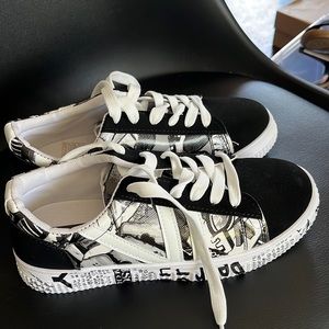 Size 7 fashion sneakers
